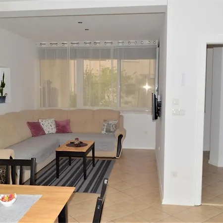 Luka Apartment *